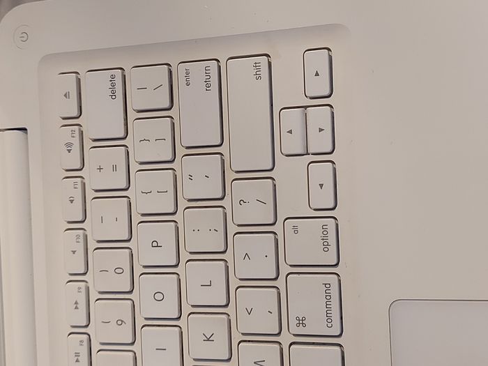 Vintage Apple MacBOOK, account password locked, in excellent cosmetic condition, excellent Battery