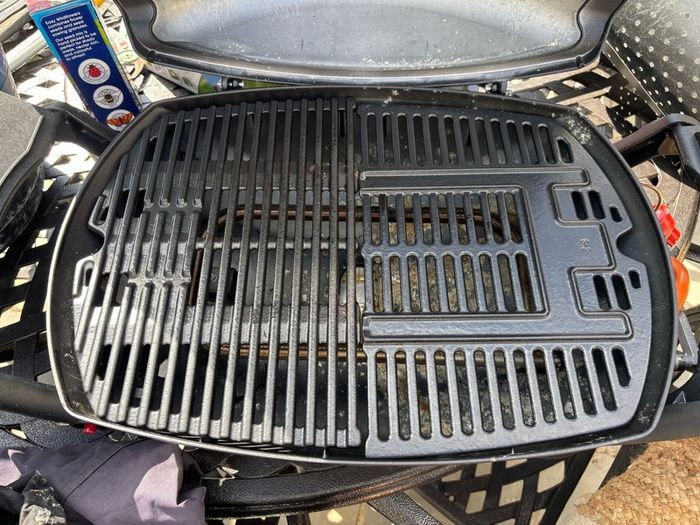 Weber Q 2000 Gas BBQ with Stand Used ONCE