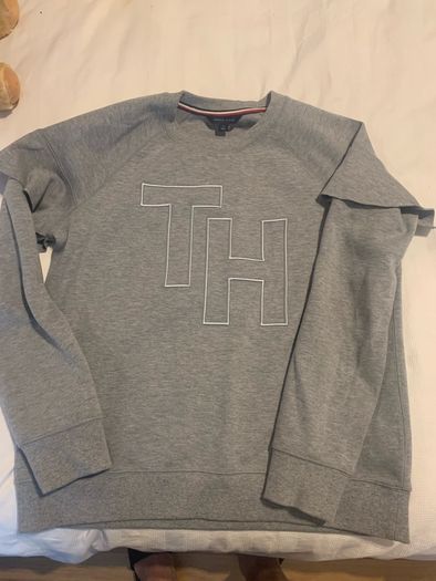 Tommy Hilfiger sweat shirt. Size medium.