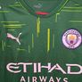 Manchester city goalkeeper jersey+shorts size small Image 4