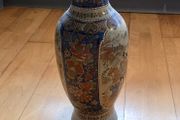 2 Chinese vases