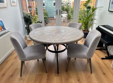 Round solid oak dining table (120cm diameter)
