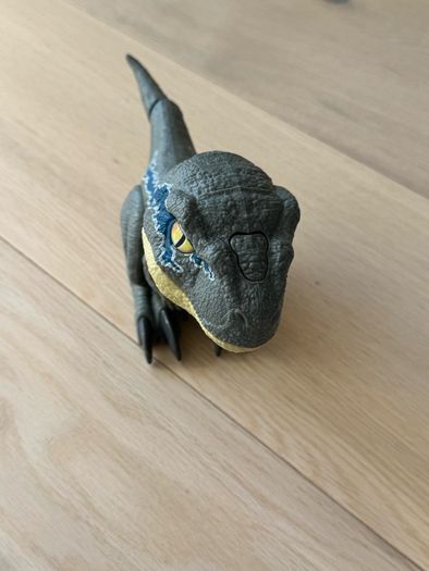 Jurassic World Dominion Uncaged Rowdy Roars Velociraptor Beta Dinosaur Action Figure, Toy Gift with Interactive Motion and Sound Touch Response