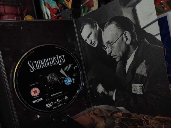 Schindlers List ! DVD ! 2-Disc Edition ! by Stephen Spilberg ! Academy Award Winner for Best Picture ! 2004 !