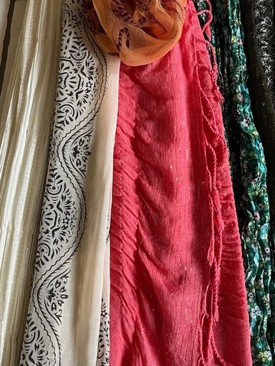 Hanger Organiser multi use - Scarf, Belt, Jewellery- Soft Green Brand New With 6 Scarves / shawls In Mint Condition.  (6)
