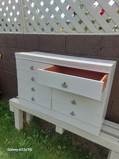 chest of drawers