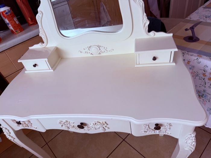 vanity table