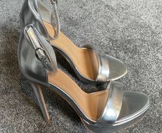 KORKYS Stunning Platform Silver Heels Size 5!