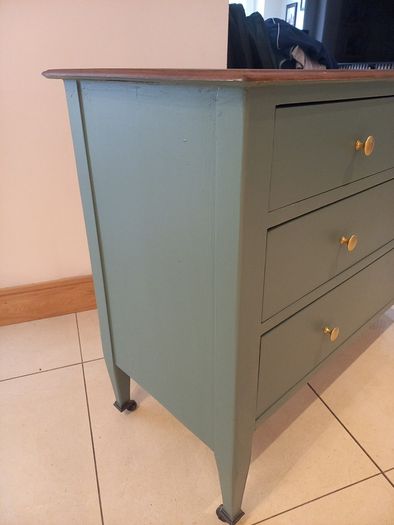chest of drawers