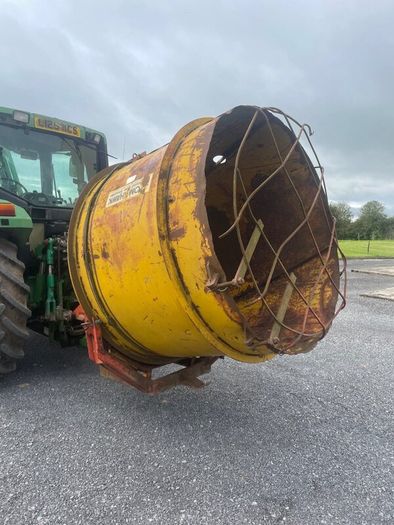 Teagle tomahawk round bale shredder