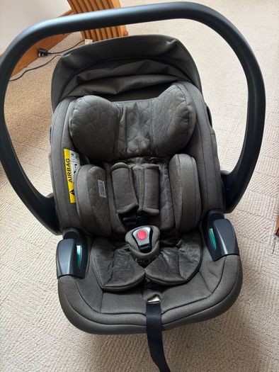Egg 2 Egg Shell Infant car seat and 2 isofix bases