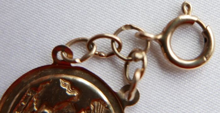 Vintage 9CT GOLD BRACELET Hallmarked 375. St. George Medallions  Bangle. length 7" - 4,45g