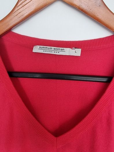 Red Summum V- Neck