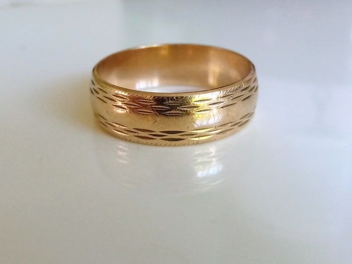 9ct men's heavy gold band 4g size S