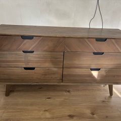 chest of drawers