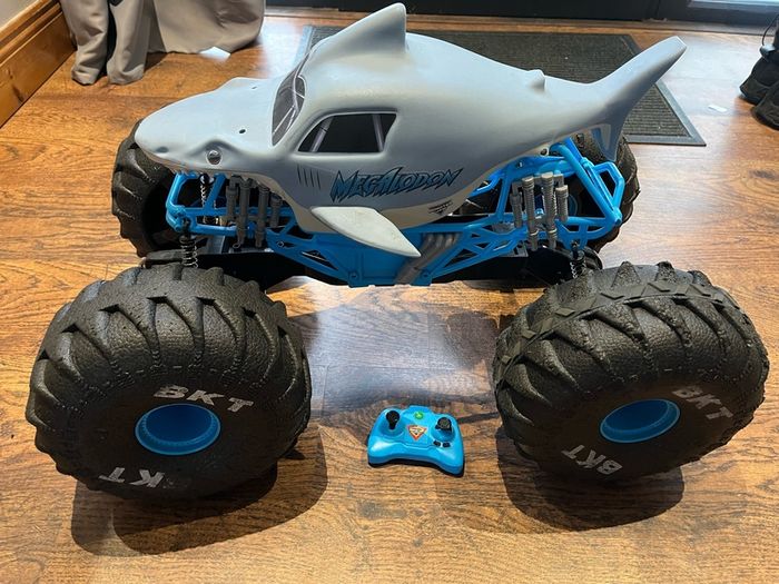Monster Jam 1:6 Remote Control All-Terrain Megalodon Monster Truck
