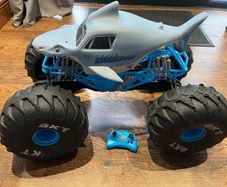 Monster Jam 1:6 Remote Control All-Terrain Megalodon Monster Truck