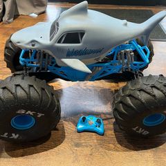Monster Jam 1:6 Remote Control All-Terrain Megalodon Monster Truck