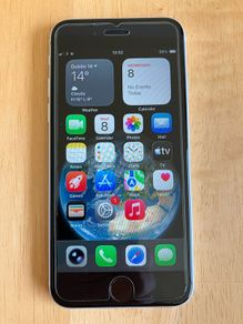 128GB iPhone SE 2 (unlocked) in NEW condition and new battery.