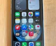 128GB iPhone SE 2 (unlocked) in NEW condition and new battery.
