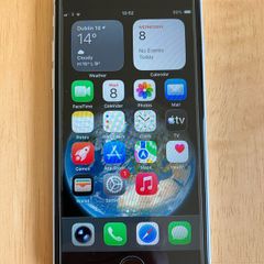 128GB iPhone SE 2 (unlocked) in NEW condition and new battery.