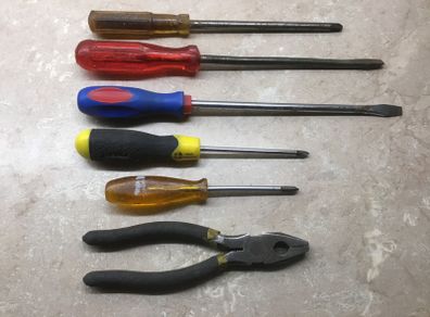 Screwdrivers / Pliers