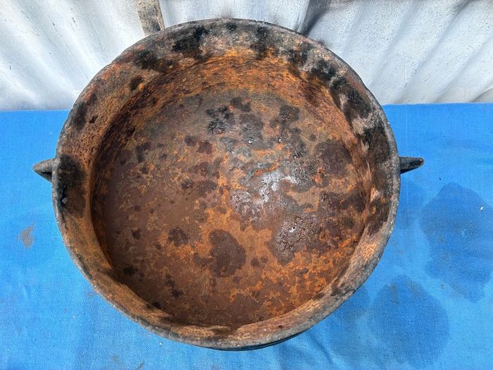 Very heavy metal skillet pot