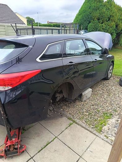 Hyundai i40 breaking