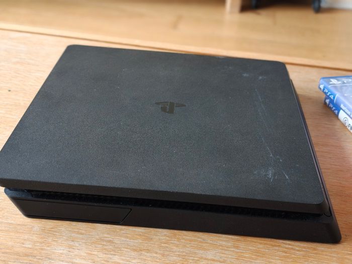 PS4 Slim 500GB + 1 controller + 2 Games