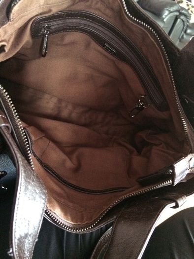 Leather Oriano ladies bag with shoulder strap.