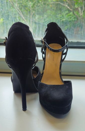 New Look - Black Round-Toe Platform Stilettos - Size 6 [UK]