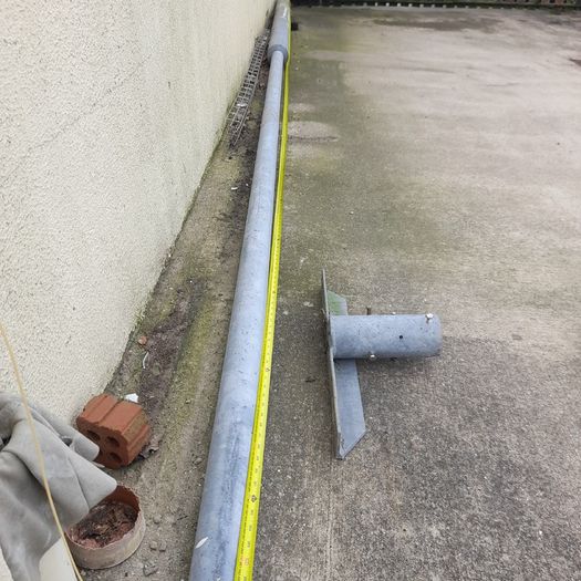 Galvanised lighting pole and T-bar