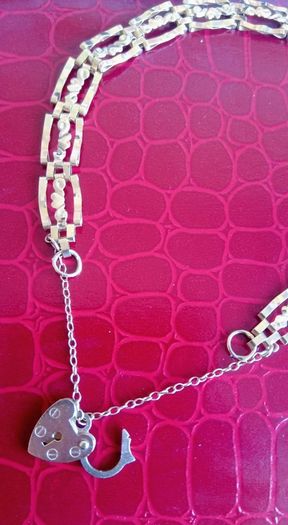 9ct gold gate-style link bracelet