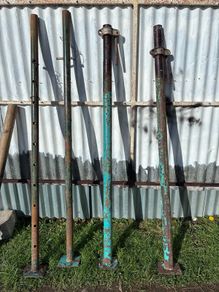 2 Heavy Duty Acrow props