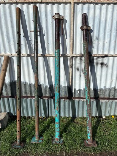 2 Heavy Duty Acrow props