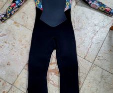 ONeill Epic 5/4 winter suit girls size 14 floral print