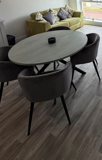 Round Table & 4 Chairs