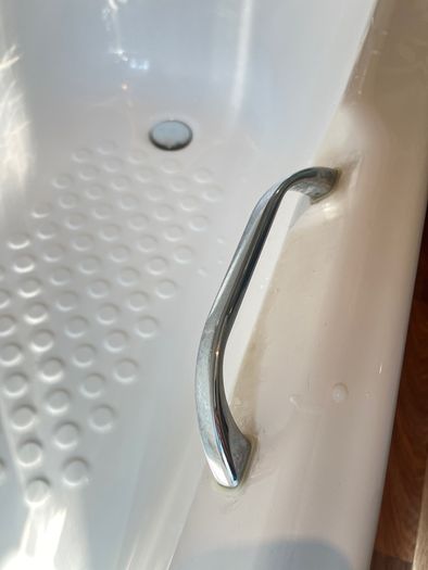 Bath with taps - side screen - shower head