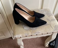 Hogl size 8 black suede heels - worn once
