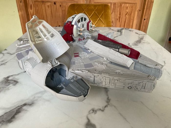 Star Wars Episode VII, VIII, IX Deluxe Battle Action Millennium Falcon