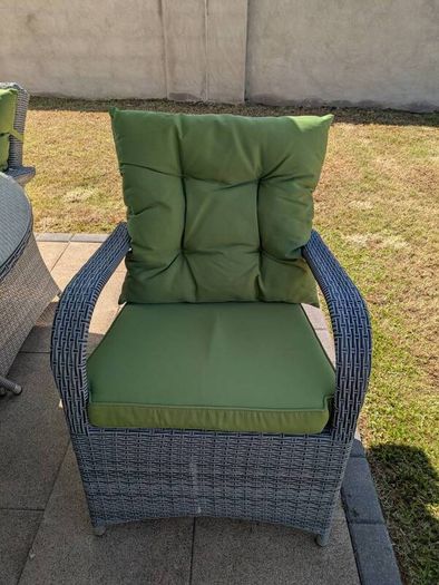 4 Seat Rattan Garden Dining Set. 1.2m Table Cushions and Parasol