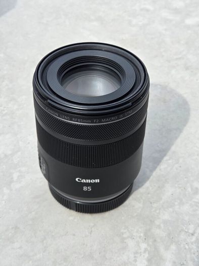 Canon RF 85mm f/2.0 Macro IS STM