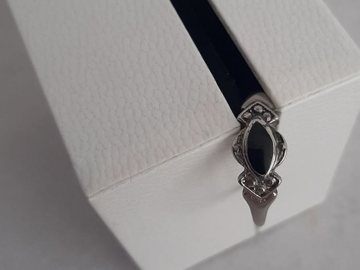 Vintage ring with onyx stone and marcasite stones