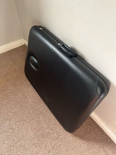 Foldable massage bed