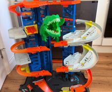 Hot Wheels City Ultimate Garage Playset T-Rex Edition