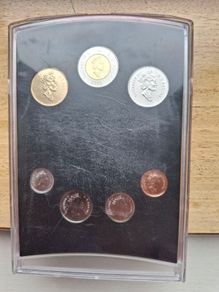 Coins - Mint Canada Set 2000 .