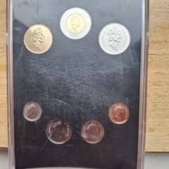Coins - Mint Canada Set 2000 .