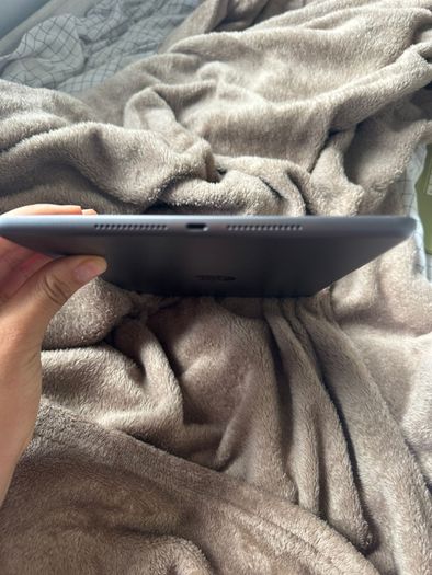 iPad 7th Gen (working but screen needs replacing)