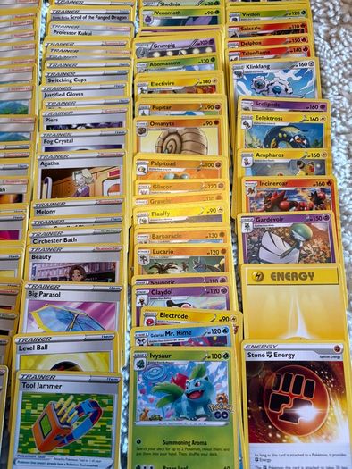 200+ Pokemon Cards