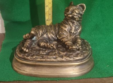 cat statue